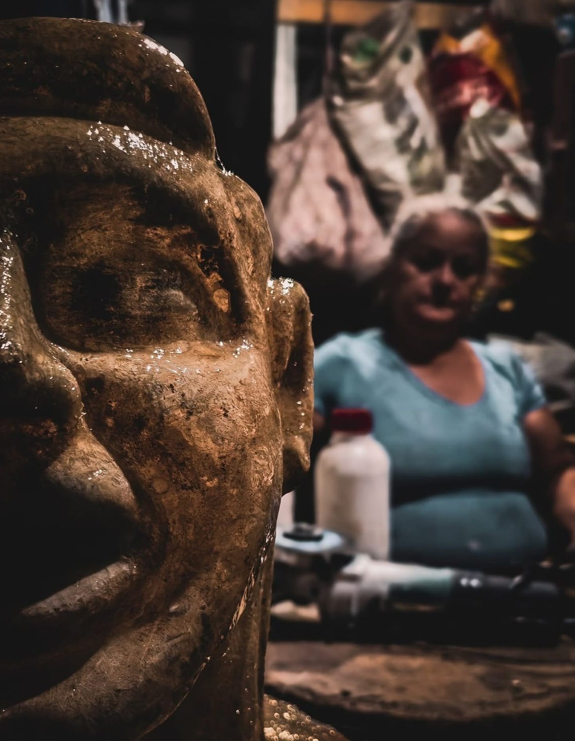 Desde Barva de Heredia, Damaris González lleva más de cuatro décadas creando máscaras y preservando una tradición que antes era solo de hombres. Su historia mezcla arte, pasión y orgullo costarricense.