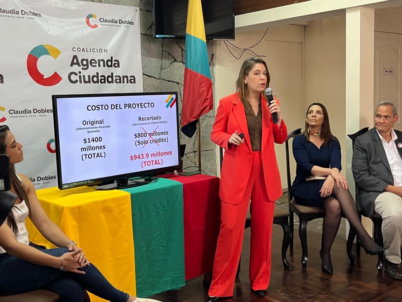 Claudia Dobles se refirió al proyecto del tren eléctrico. Atrás, sus candidatos a vicepresidentes Andrea Centeno y Luis Felipe Arauz.