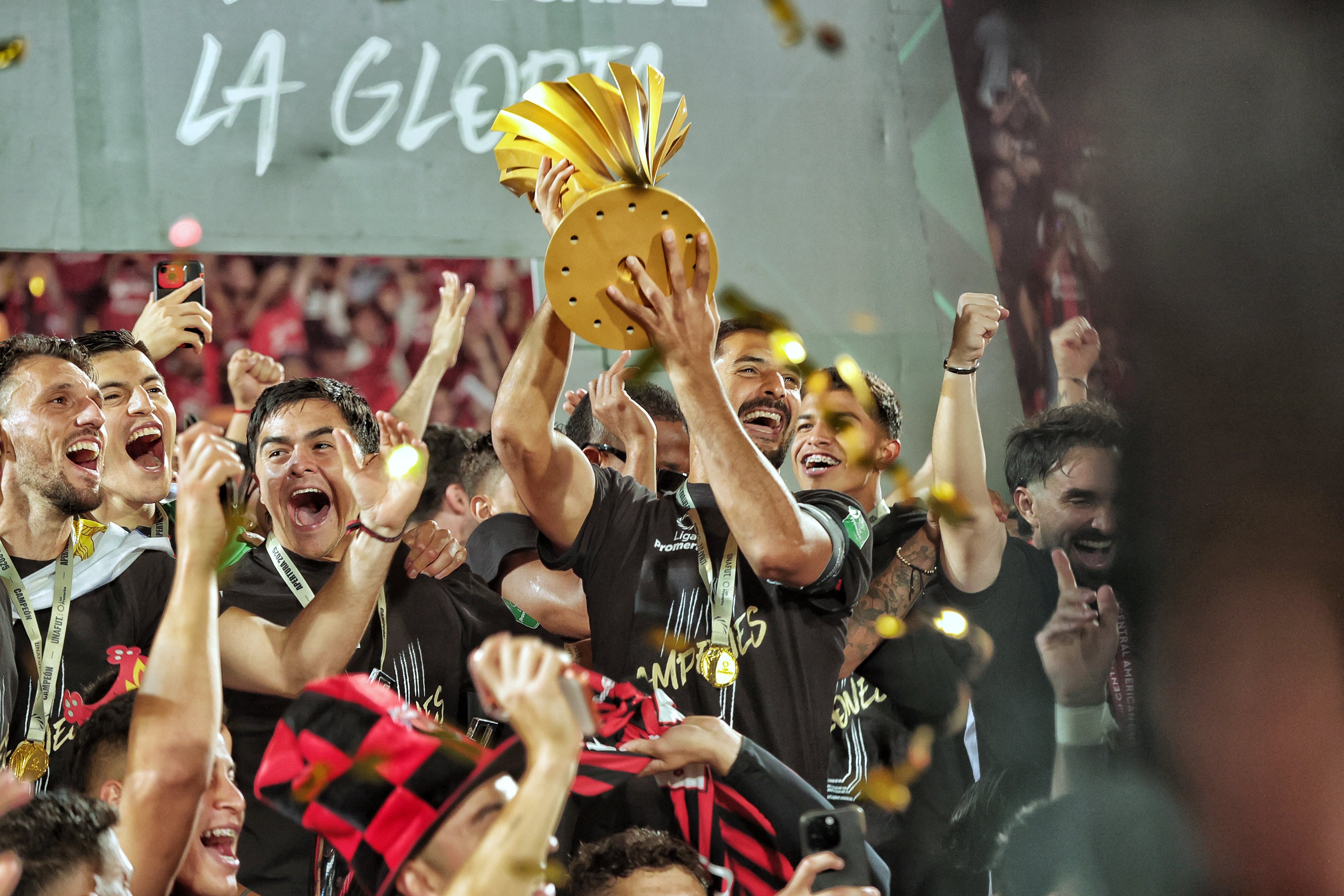 20/12/2025/ partido de ida entre Liga Deportiva Alajuelense vs Saprissa por el partido de vuelta de la final del Torneo apertura de la Liga Promerica 2025 en el estadio Alejandro Morera Soto / foto John Durán