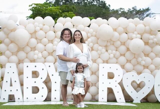 Choché Romano, su esposa Ashley García y su hija Leah.