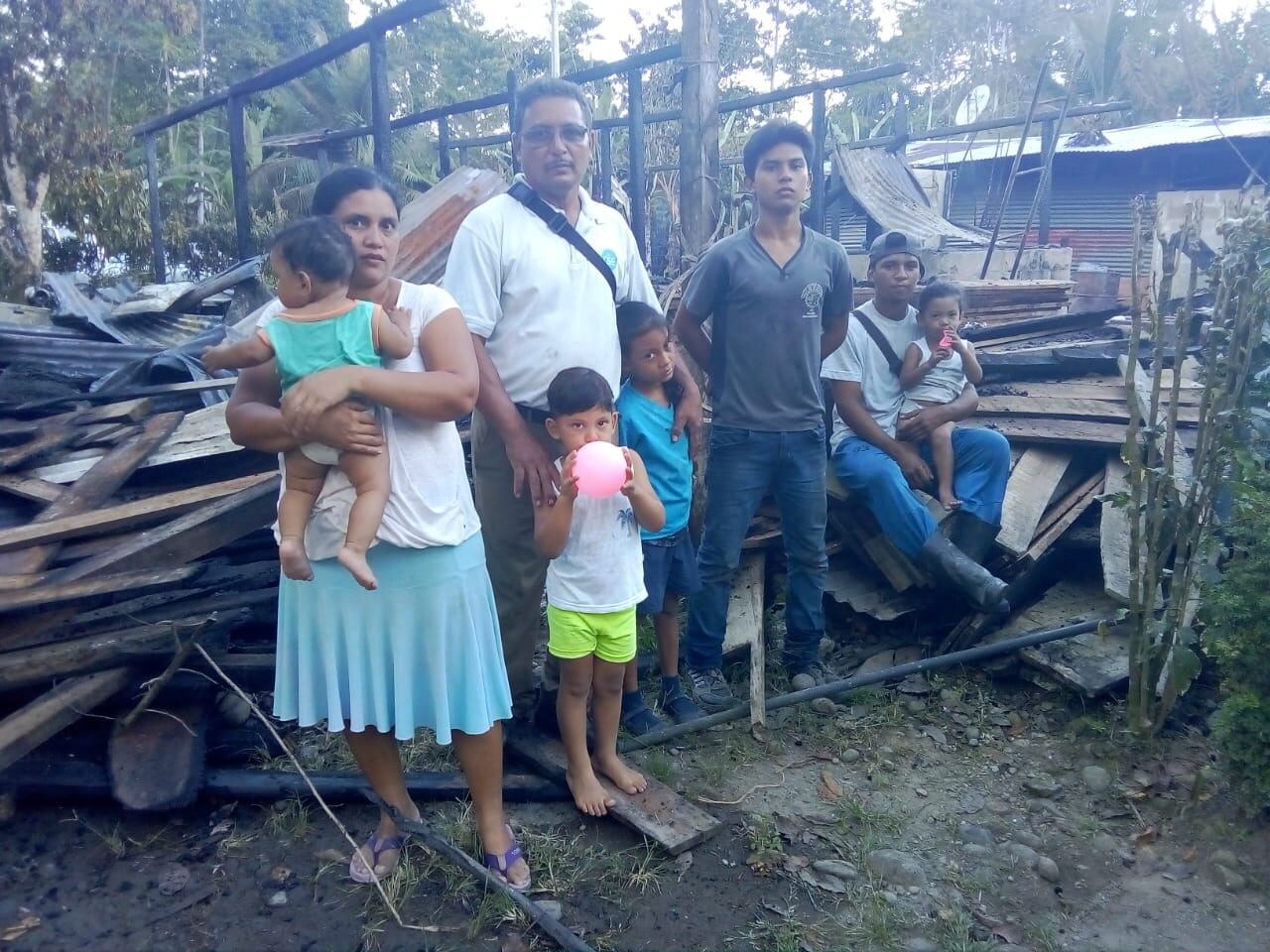 Familia limonense lo pierde todo en incendio. Foto cortesía.