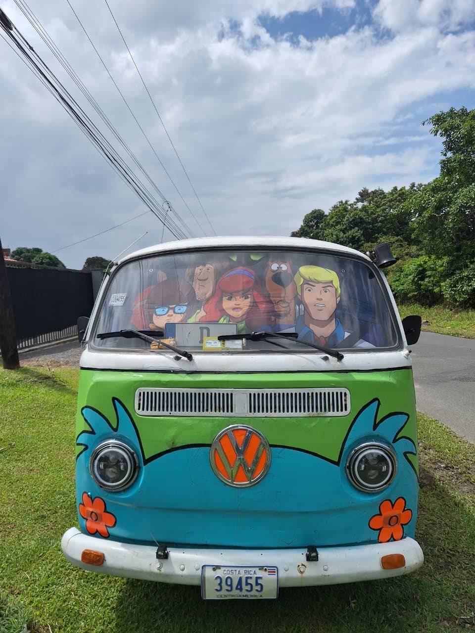 El guapileño Johan Quesada Quirós transformó en La Máquina del Misterio de la fábula Scooby Doo una Volkswagen Combi de 1971 con pintura hecha por él mismo y la usa todos los días para ir a trabajar.