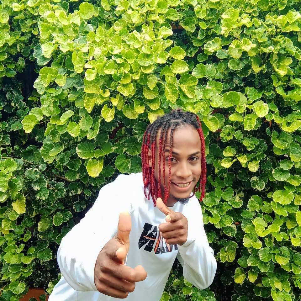 Joven limonense lucha en redes sociales, desde Tortuguero, porque todos aprendamos patuá. Cuando Aniel Sambola prende la cámara de su celular, no solo comienza una clase: arranca un pedacito de historia que huele a mar, a pan bon y a alegría caribeña.