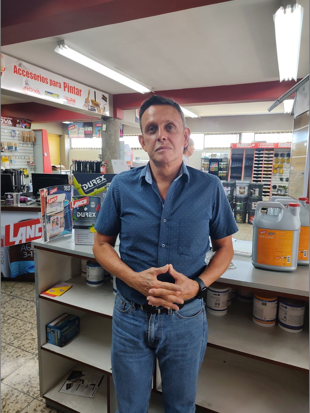 Luis Campos administra un negocio que heredó de su papá cuando tenía 15 años y se mantiene a flote, pese al paso del tiempo.