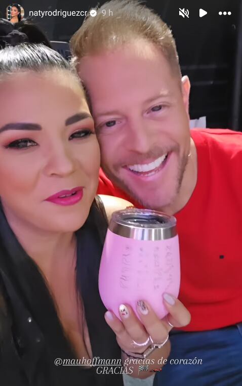 Mauricio Hoffmann y Natalia Rodríguez son compañeros de trabajo en canal 7. Ambos conducen Sábado feliz.