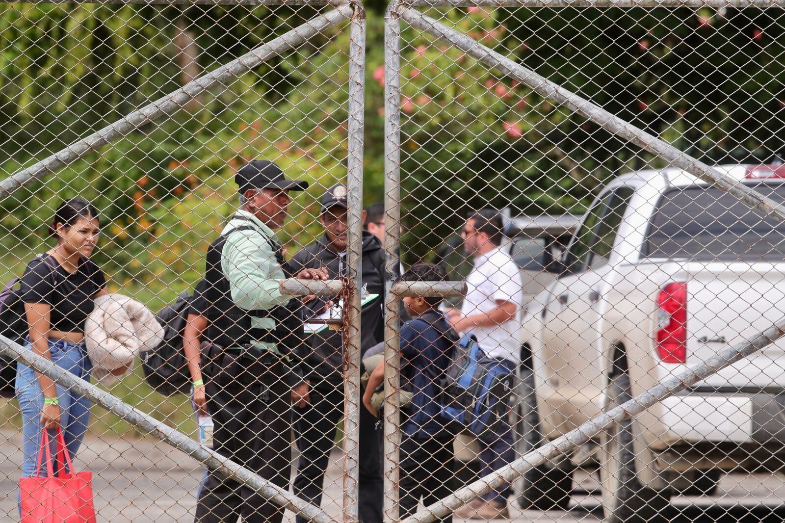 21/02/2025, Puntarenas, Ciudad Neilly, en el centro de Migración CATEM Centro de Atención a Migrantes en Ciudad Nelly Corredores de Puntarenas se encuentran los migrantes deportados de los Estados Unidos.