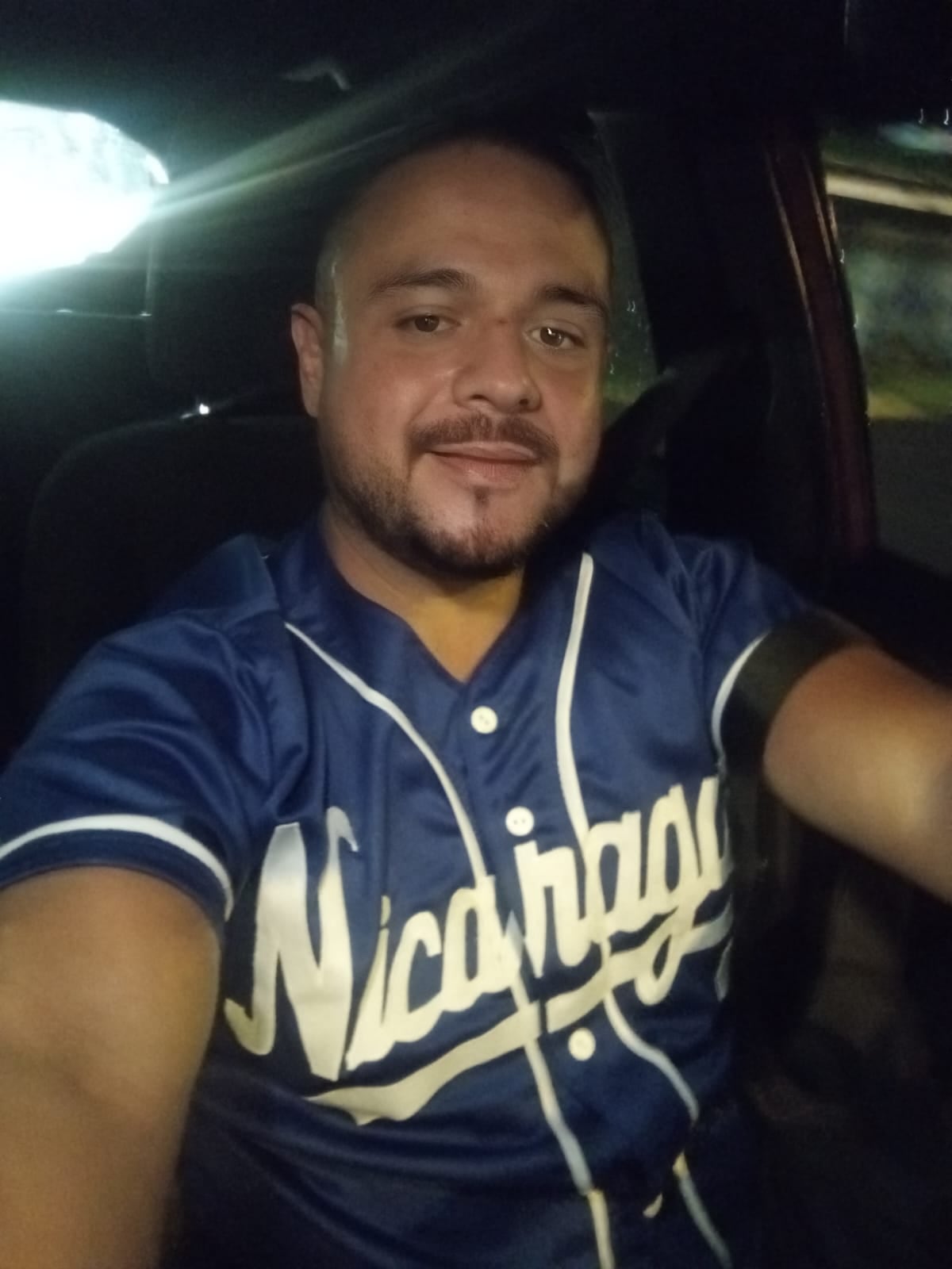 Cristian Gerardo Cruz Duarte es un emprendedor con raíces nicaragüenses salió adelante con un negocio de brochetas, salsas artesanales y comida callejera que nació de un sueño y mucha perseverancia. El negocito se llama “Las del Búfalo. Brochetas y más”