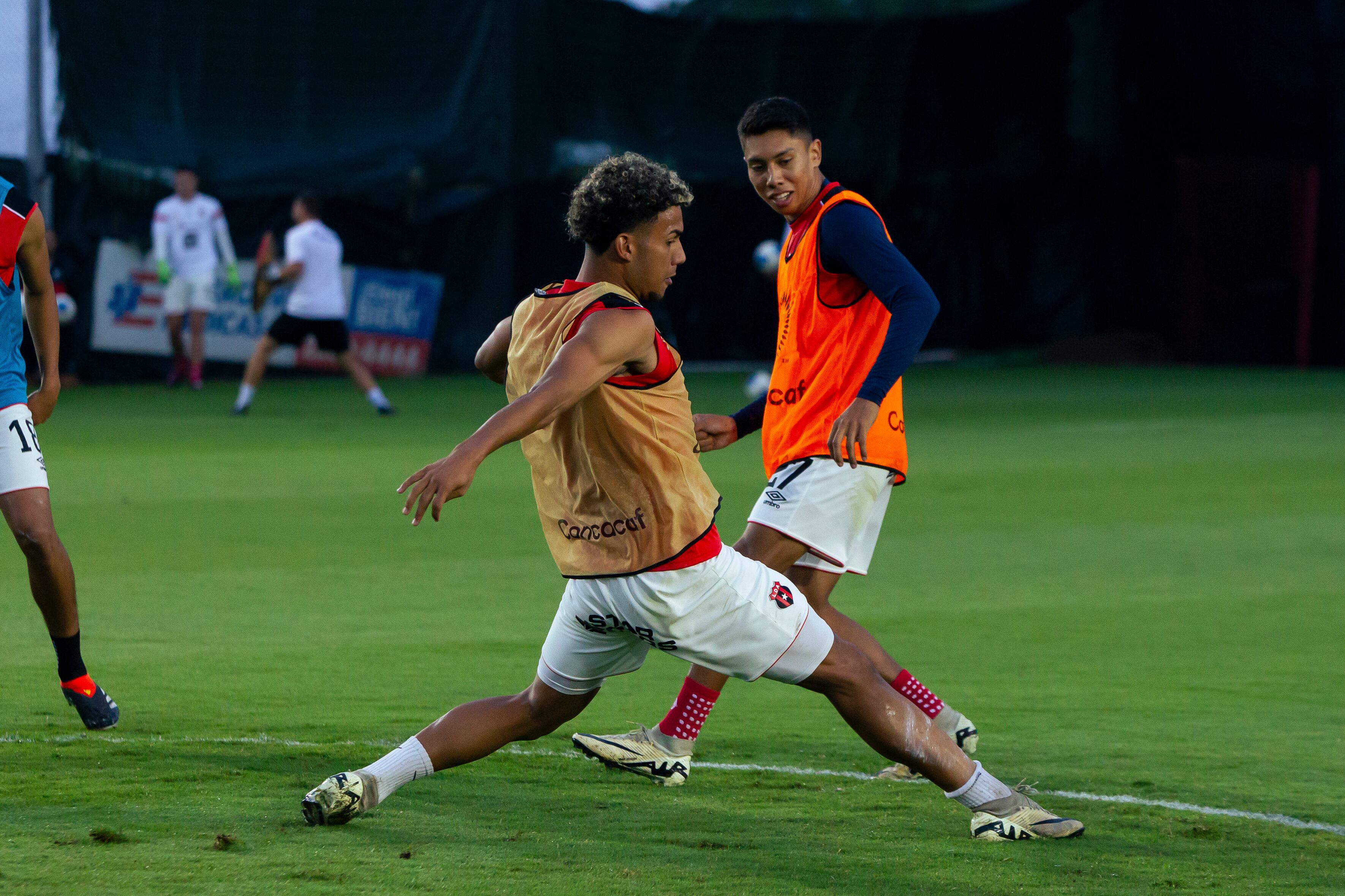 Karel Pérez se entrena con el primer equipo de Liga Deportiva Alajuelense.