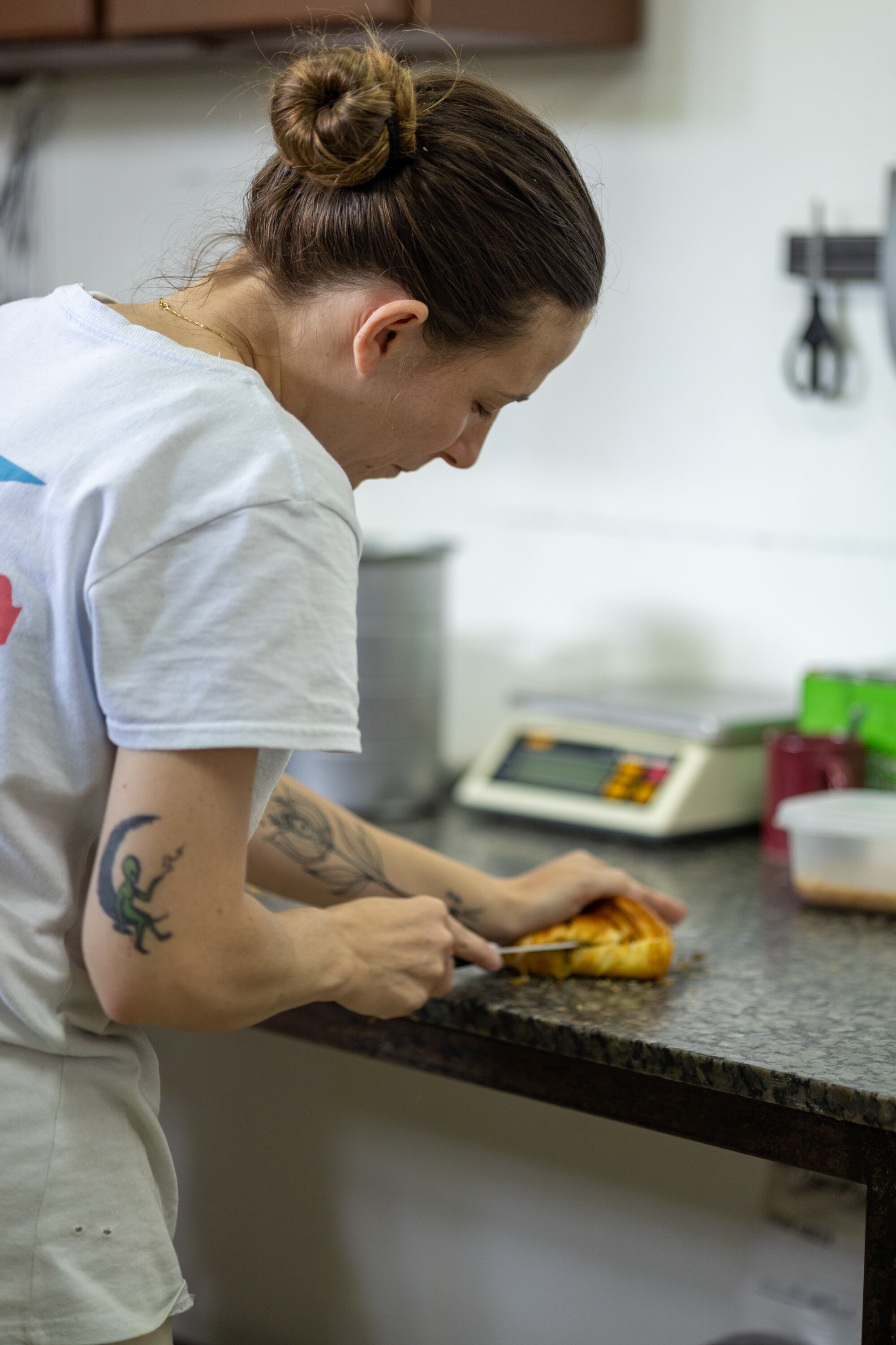 08/08/2024, San Jose, San Pedro, fotografía del local La Petit France y de sus dueños y fundadores, Zoé Castells Raust, Valerie Raust y Damien Castells.
