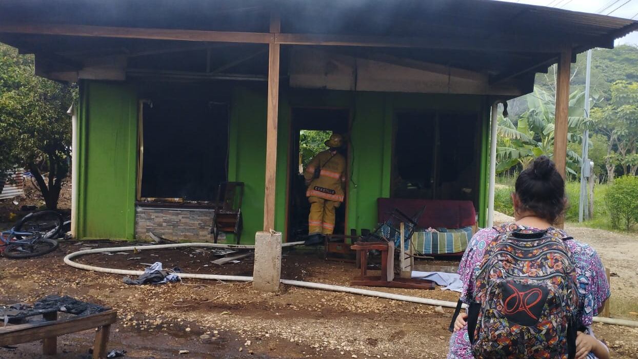 Una familia vecina de Dulce Nombre de Nicoya, Guanacaste tenía siete meses de estrenar una casa de bono, sin embargo la ilusión fue apagada por culpa de un incendio que les destruyó todo. Foto: Winny Duarte