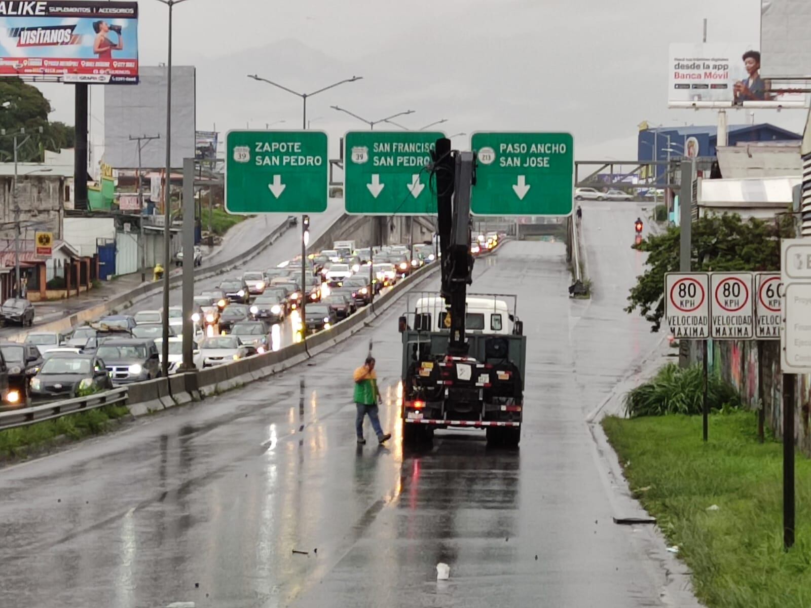 Puente peatonal se desploma sobre carretera en San Sebastián. foto cortesía.
