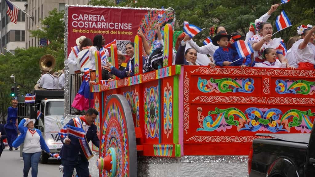 Más de 400 ticos desfilaron el 12 de octubre del 2025 en el Desfile de la Hispanidad sobe la Quinta Avenida de Nueva York.