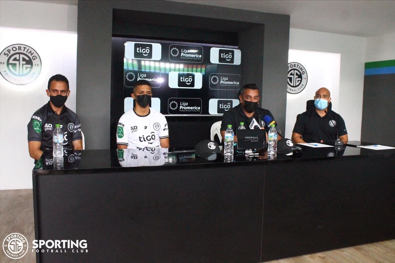 Presentación de Randall Azofeifa, como nuevo jugador del Sporting. Prensa Sporting.