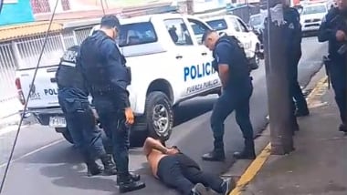 Una cámara de seguridad grabó el instante en el que un grupo de supuestos maleantes atacan a la conductora de un carro para robarle el vehículo. Foto: Tomada de SkyTrace Costa Rica