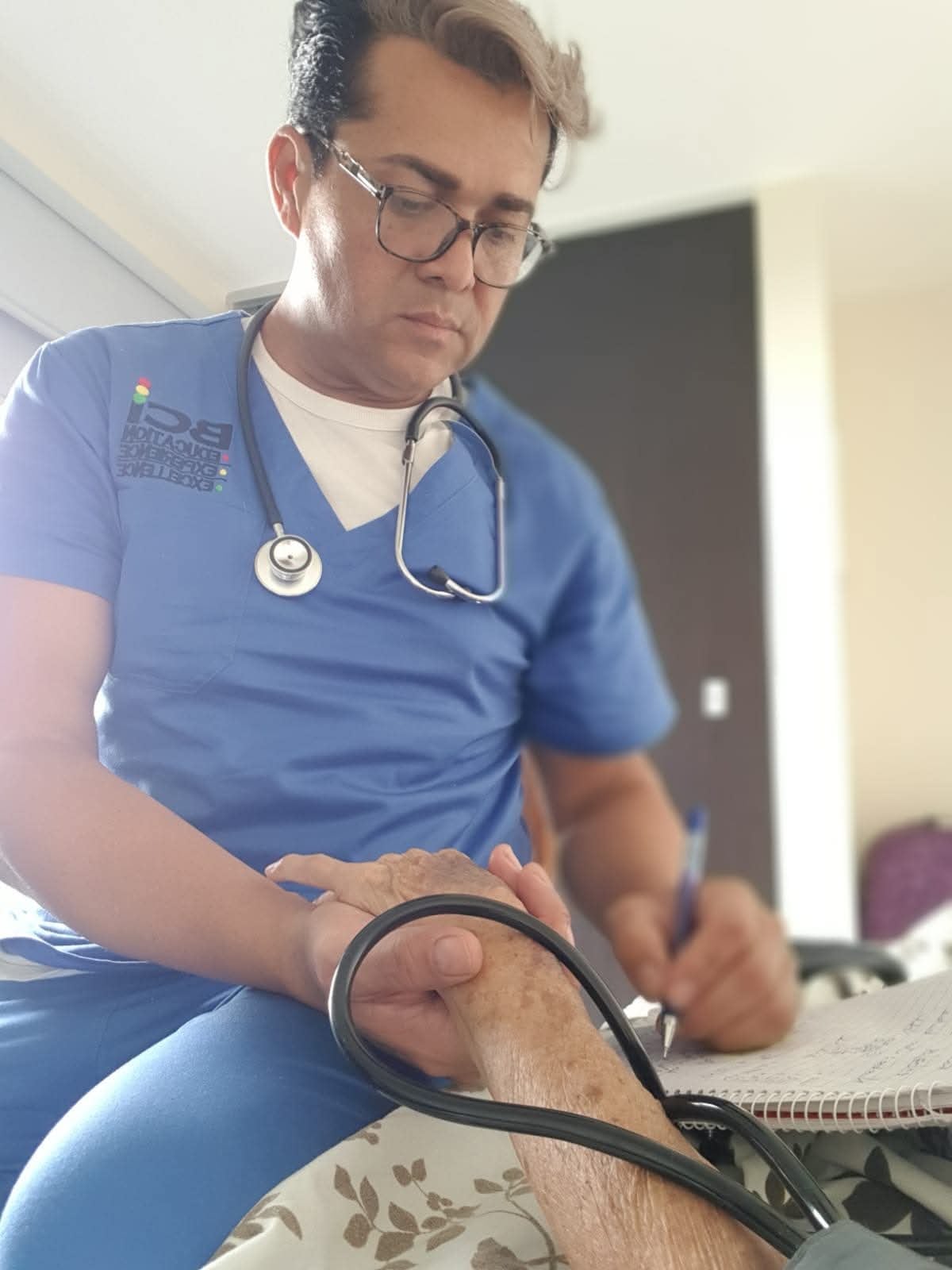 El nicaragüense William Hernández Hernández, trabaja como auxiliar en enfermería, también como estilista y dirige el grupo folclórico Xochiquetzal