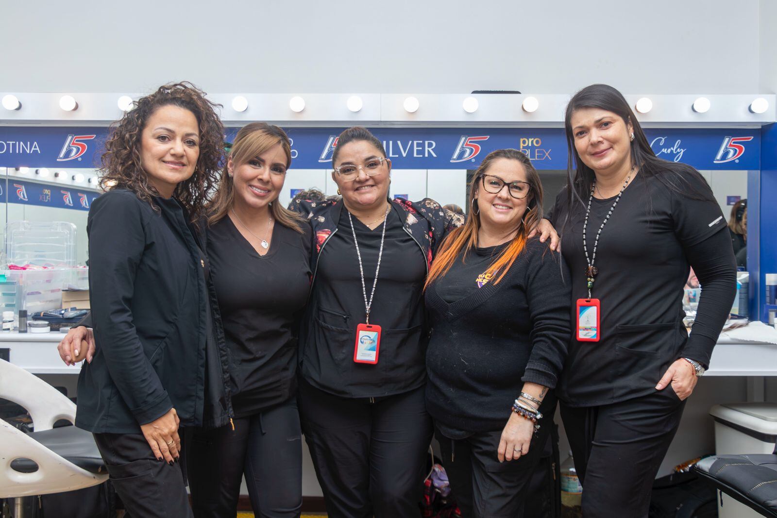El maquillista Ángel Rafael y su trabajo en Teletica. Equipo de maquillaje de Teletica.