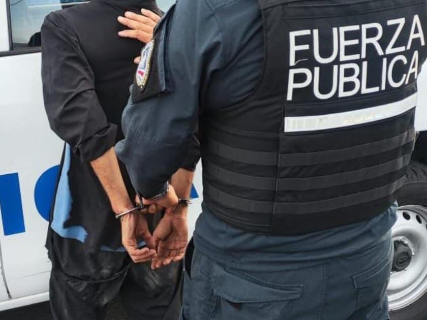 Varela fue detenido cuando llevaba tres computadoras en sus manos. Foto MSP.