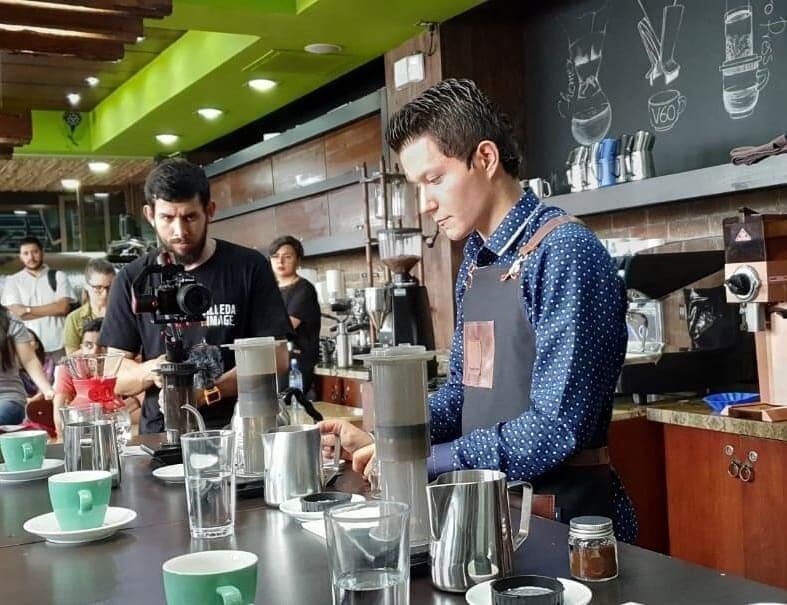 El barista acosteño, Randall Gamboa Quesada de 24 años de edad, ganó el título nacional de Aeropress y también un tiquete al Mundial de Aeropress Portugal 2024, el cual será entre el 19 y el 21 del próximo setiembre, participando 60 países.