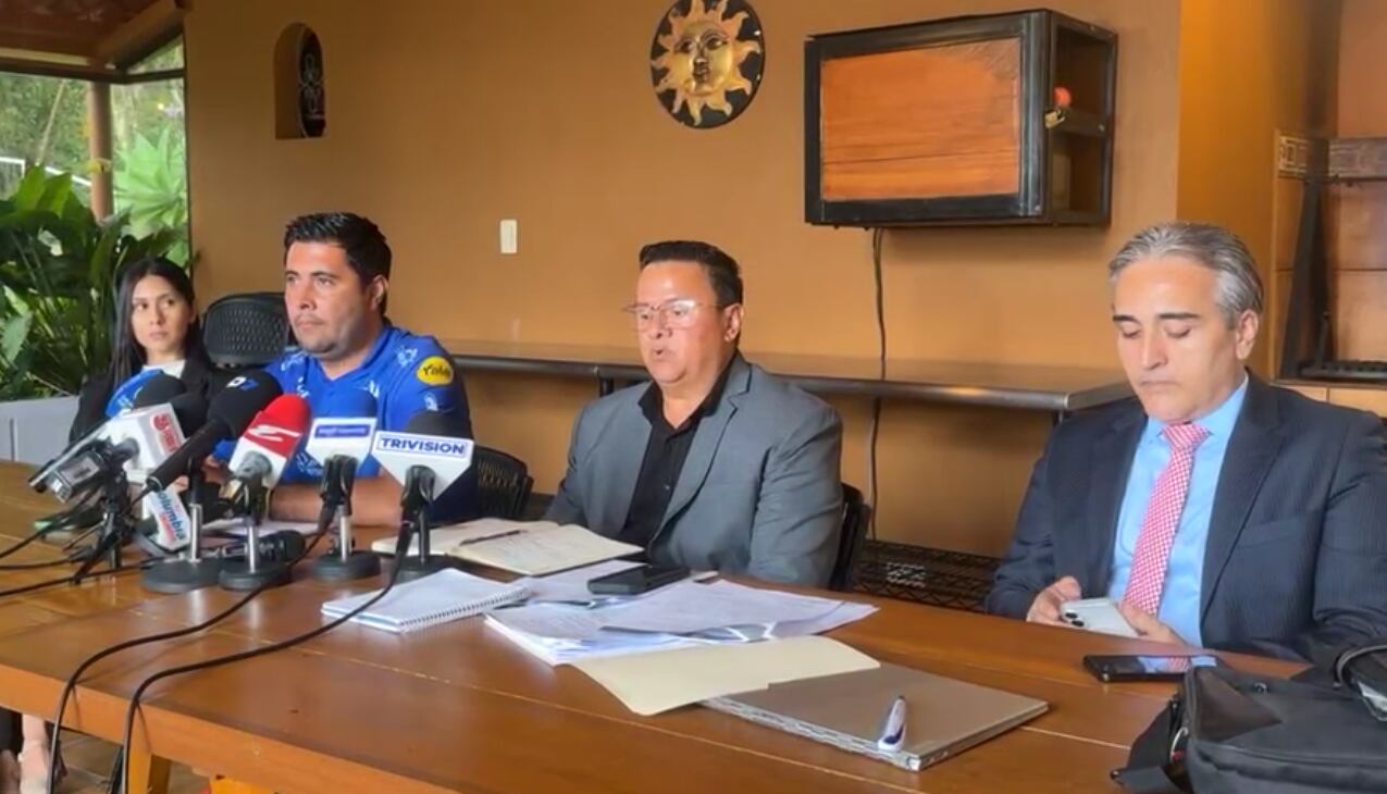 Mariano Jiménez (der.), Melvin Arias (centro), Leonardo Cova (azul) y Adriana Delgado (izquierda)  fueron los que representaron a la ADG en la conferencia de prensa por la situación qué vive Guanacasteca ante el Comité de Licencias.
