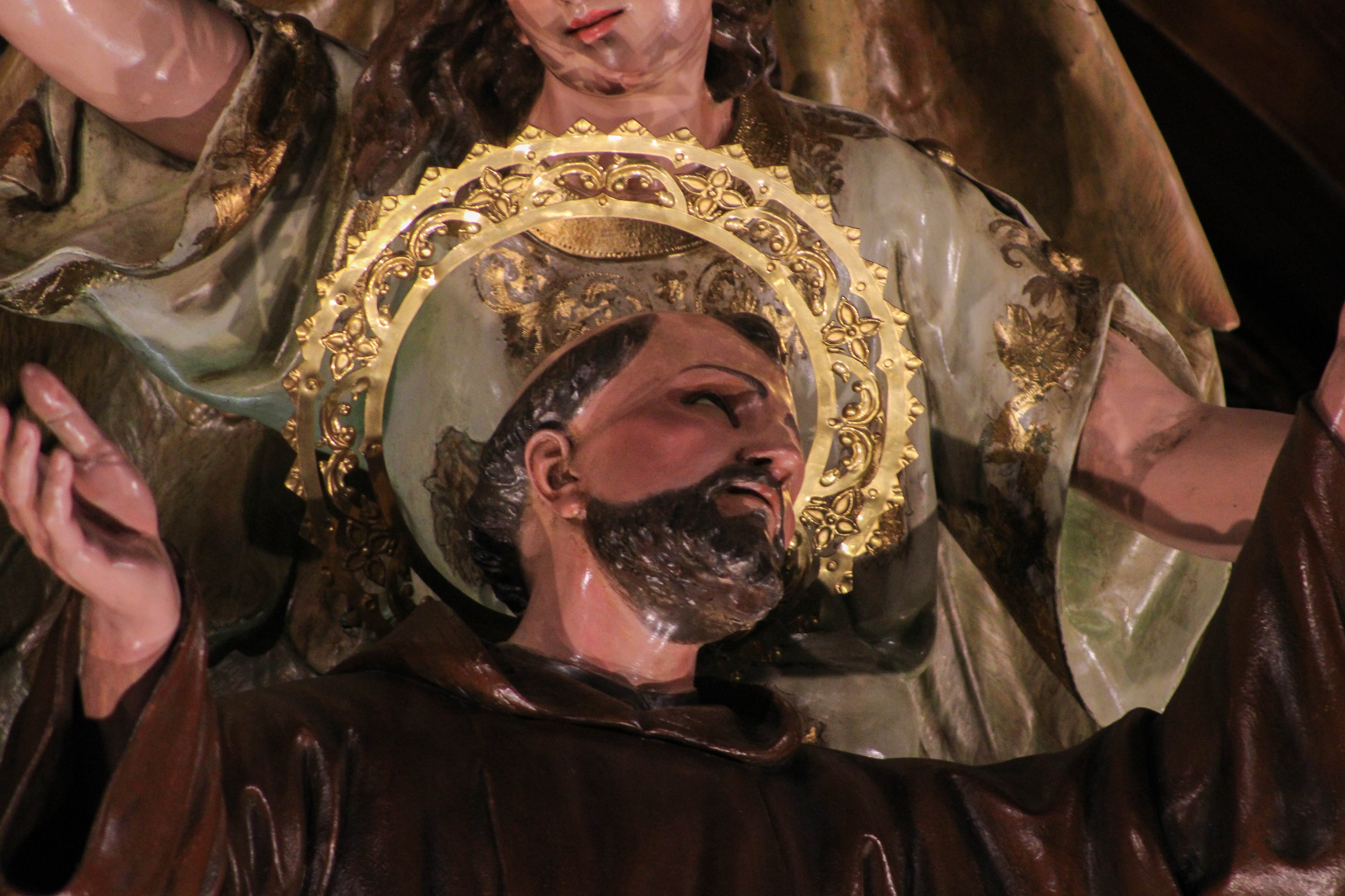 Don Silvestre le pide a San Francisco su intercesión por las cosechas y el campo.