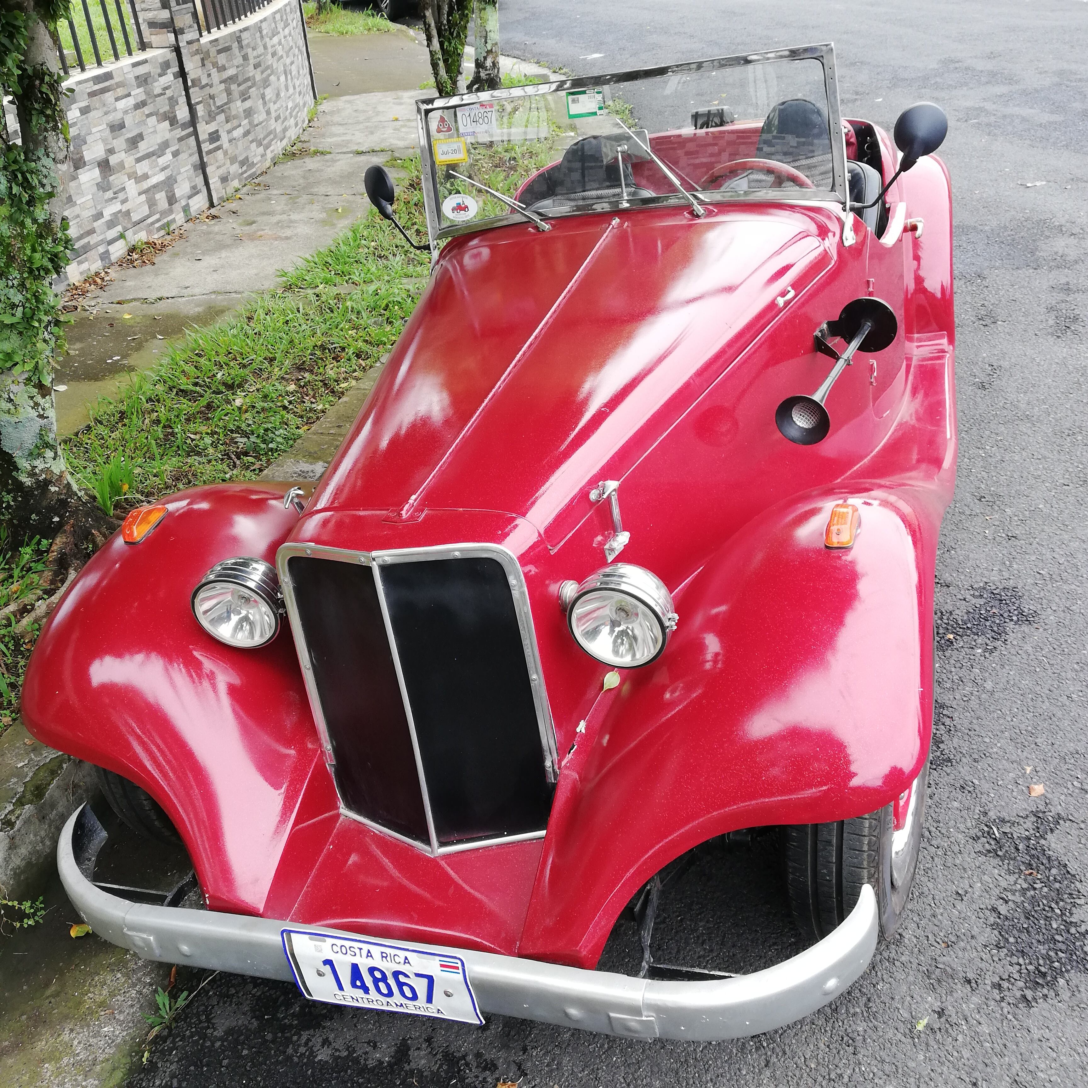 Óscar Gómez y su hija Silvia Gómez, son amantes de los autos, sobre todo de los clásicos y son una rareza, más se enamoran, por eso lucen con mucho orgullo un carro que realmente es muy particular: mitad Volkswagen alemán y mitad MG Roadster de Inglaterra, ensamblado en Portugal, es un Camat.