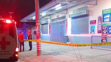 Balas alcanzaron a joven de 25 años que intentó huir de sicarios frente a un supermercado