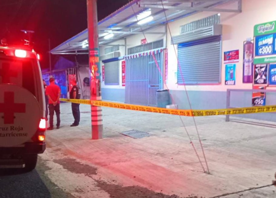 Un hombre falleció luego de ser atacado a balazos afuera de un supermercado