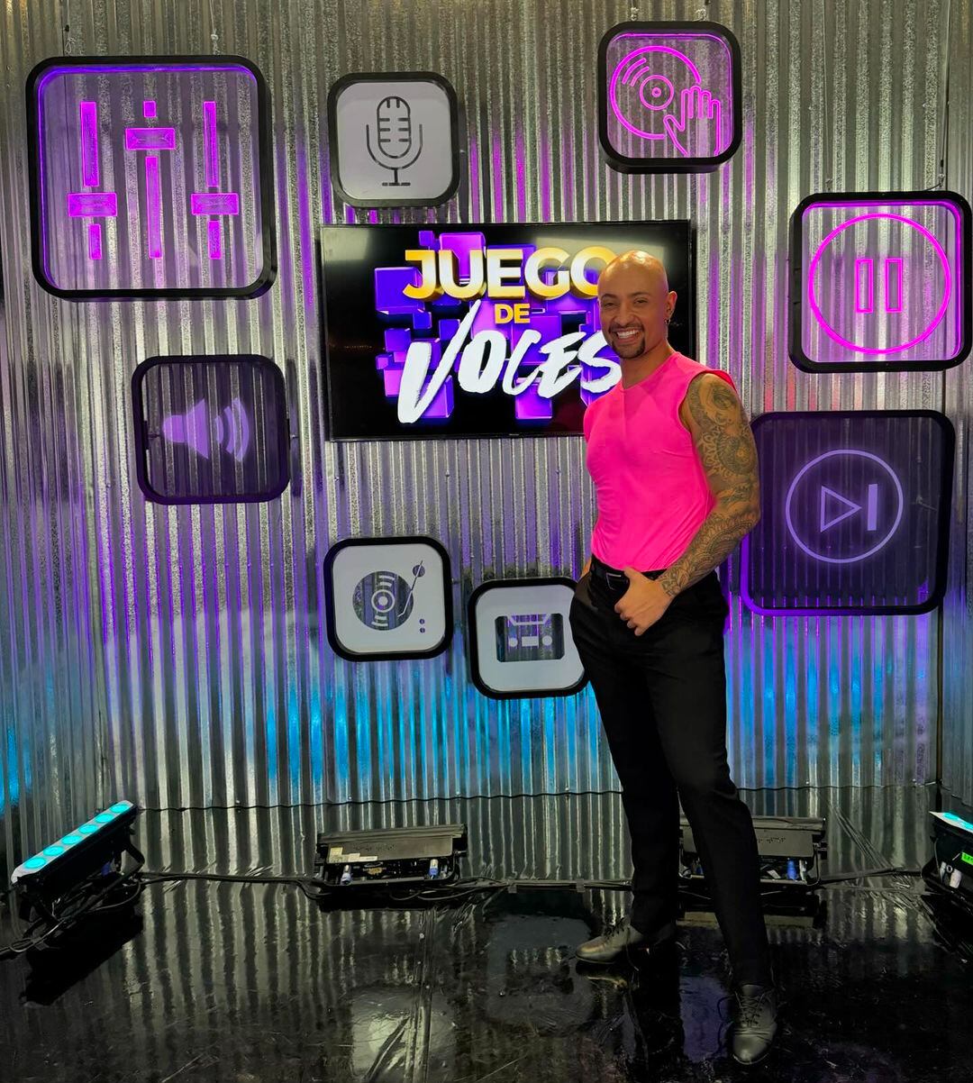 Michael Rubí, bailarín, en el programa Juego de Voces de Televisa.