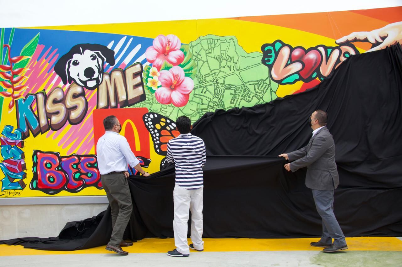 José Fernández Gutiérrez, de 47 años, es el muralista nacional que ganó un concurso artístico organizado por McDonald’s y la municipalidad de San José.