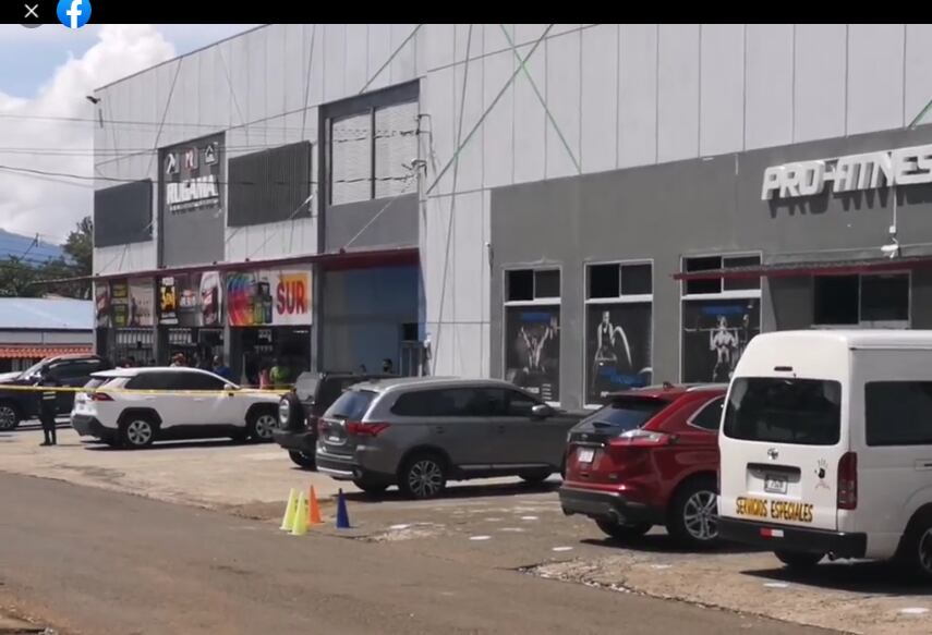 La Fuerza Pública acordonó el sitio donde quedó el fallecido, quien recibió varios impactos en la espalda. Foto: Cortesía Yamba Radio.