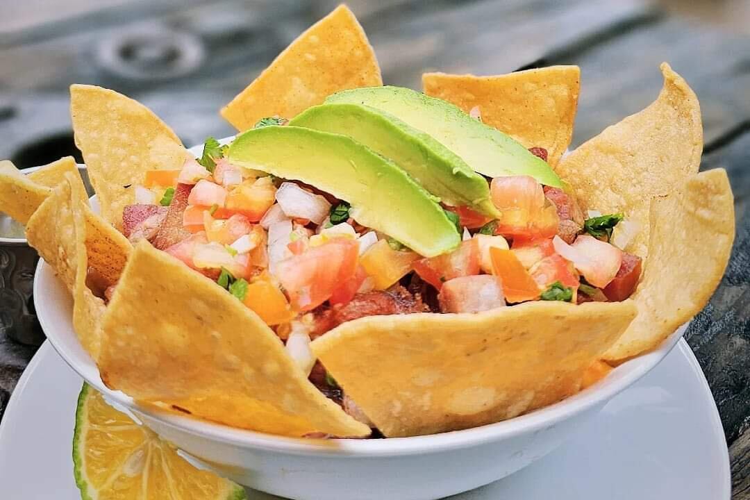 Perro salchicha lo espera en una playa en Santa Ana para darse uno que otro gustito.