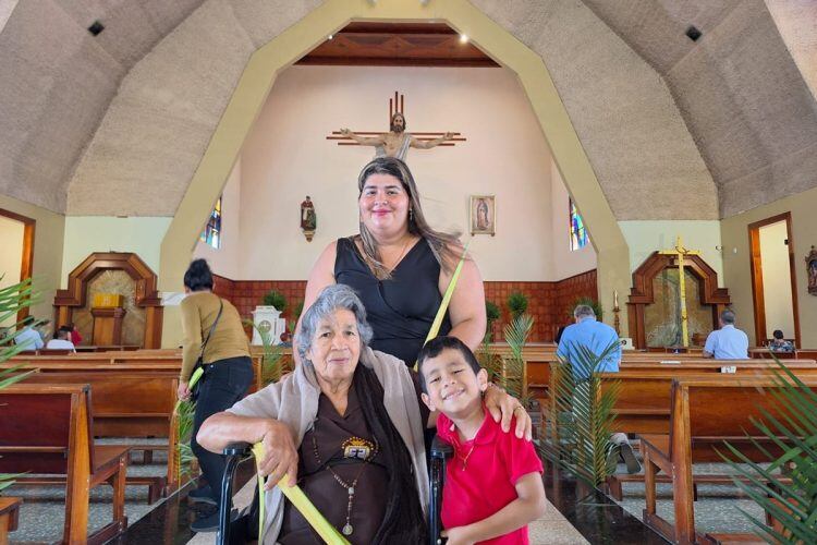Doña María de los Ángeles Jiménez Vargas, disfrutó de las procesiones de Semana Santa de Ciudad Quesada en silla de ruedas y con el hábito de la virgen del Carmen.