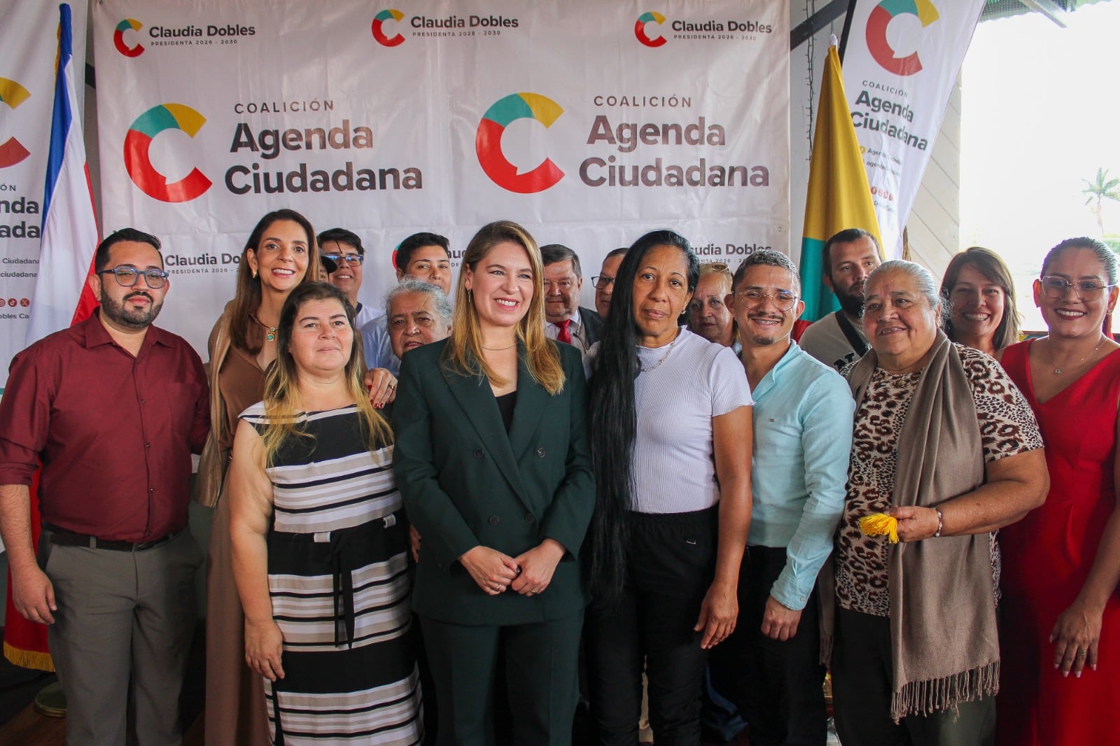 Claudia Dobles recibe adhesiones de representantes del PLN