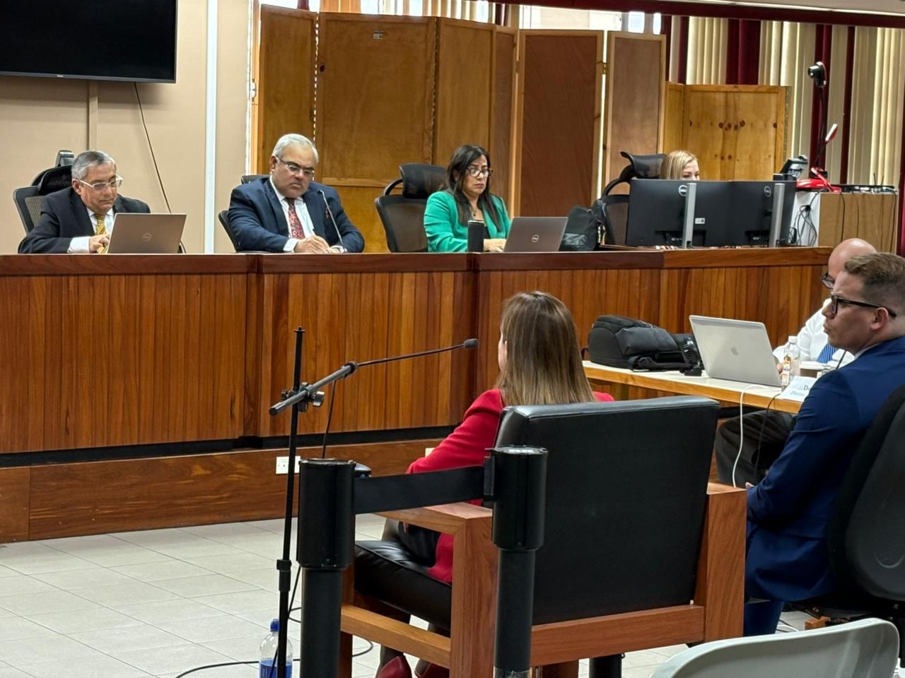 La fiscal del Ministerio Público Natalia Rojas Méndez declaró durante más de tres horas en el juicio por tráfico de influencias contra Celso Gamboa, Jhonny Araya y Berenice Smith.