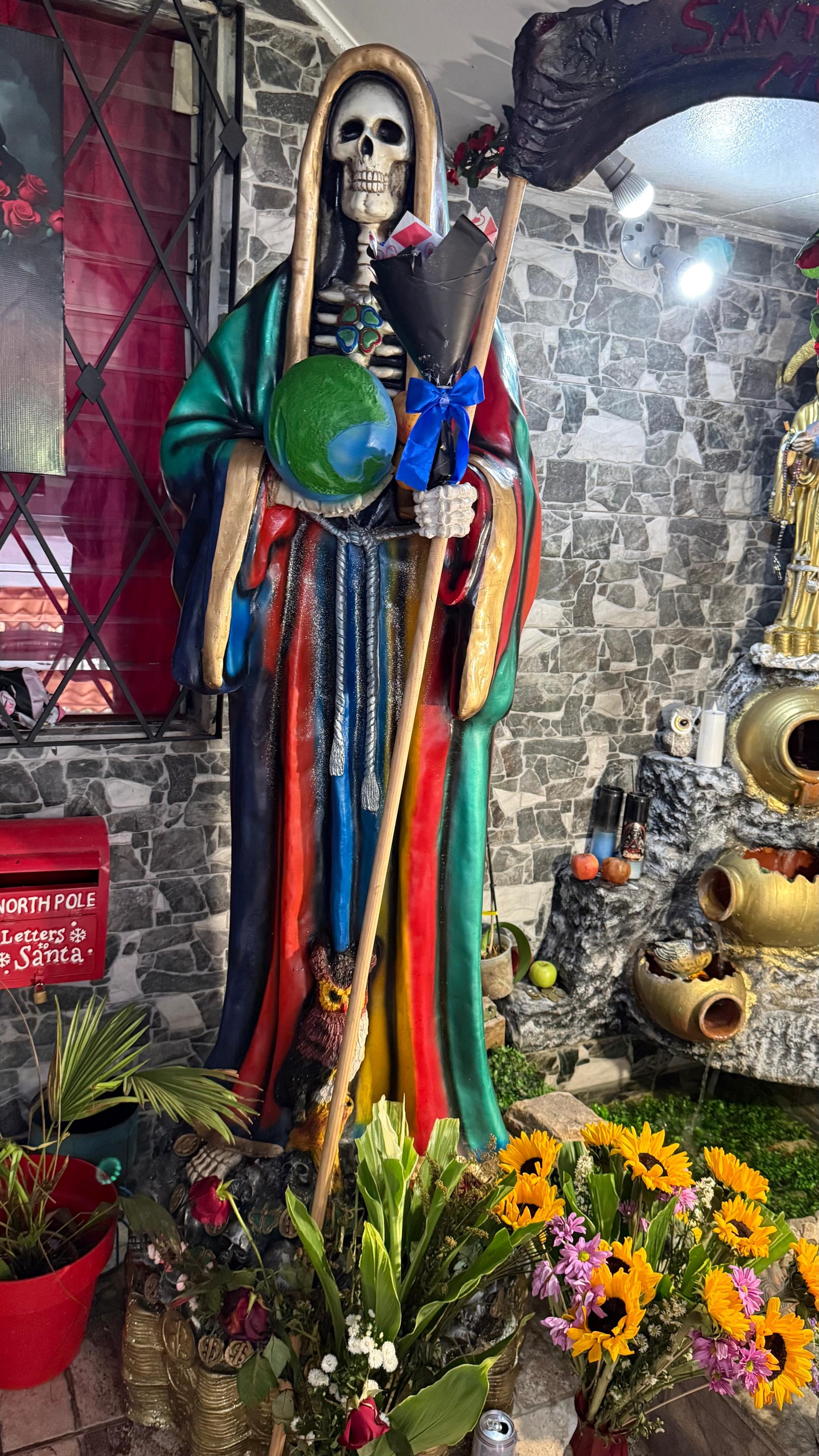 Exactamente el 2 de noviembre, Día de los Muertos, se abrieron las puertas en San José, por primera vez en la historia, de una iglesia completamente dedicada a la Santa Muerte.