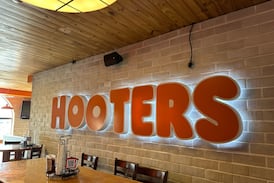 El increíble gesto de Hooters con los trabajadores de Pollo Granjero que quedaron desempleados