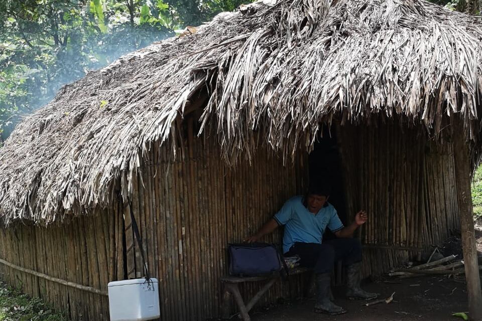 El ATAP, Edwin Herrera, junto a otros nueve asistentes técnicos de atención primaria (ATAPS) de la Caja recorren a pie la zona indígena Chirripó, que se extiende a lo largo de 96.000 hectáreas