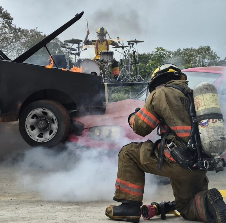 Carlos Elizondo, bombero baterista de la banda de rock Non Neutral