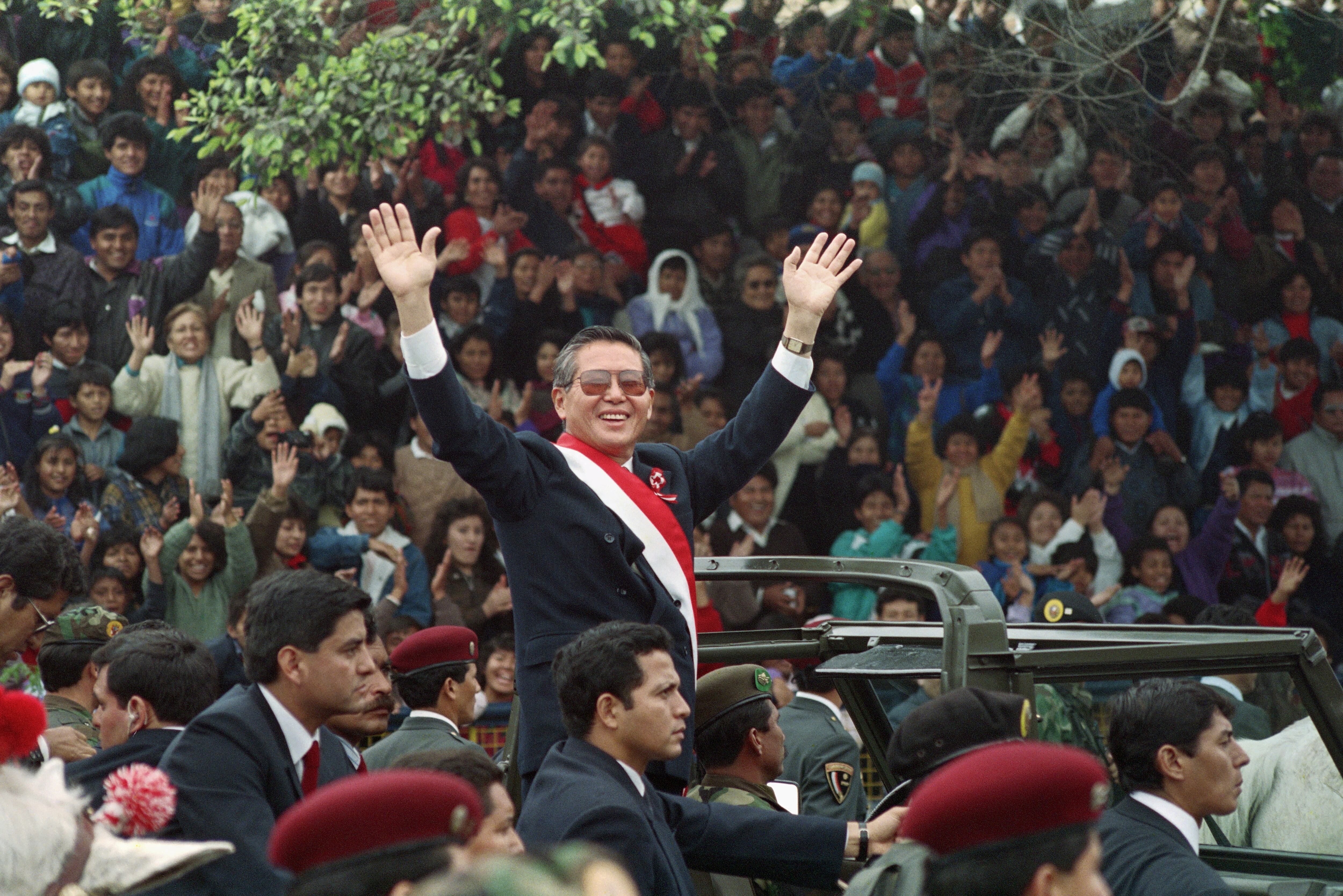 El presidente peruano Alberto Fujimori saluda a sus seguidores durante el desfile militar por las Fiestas Patrias, el 29 de julio de 1994, en Lima.