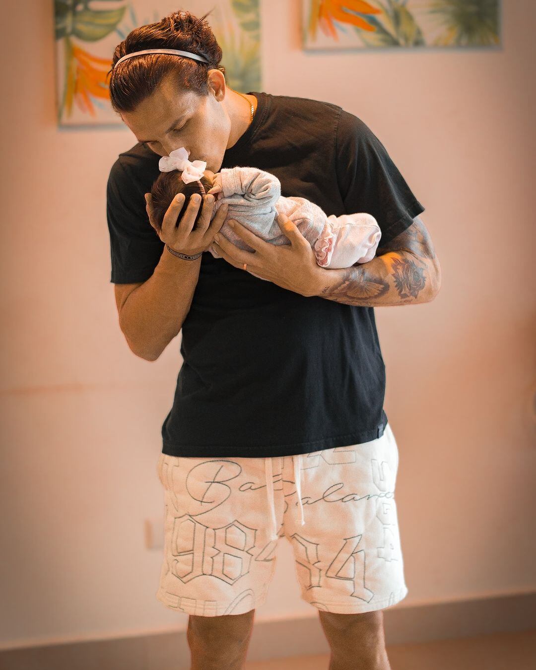 El delantero del Saprissa Luis Paradela presentó a su bebé Brianna Lucía.