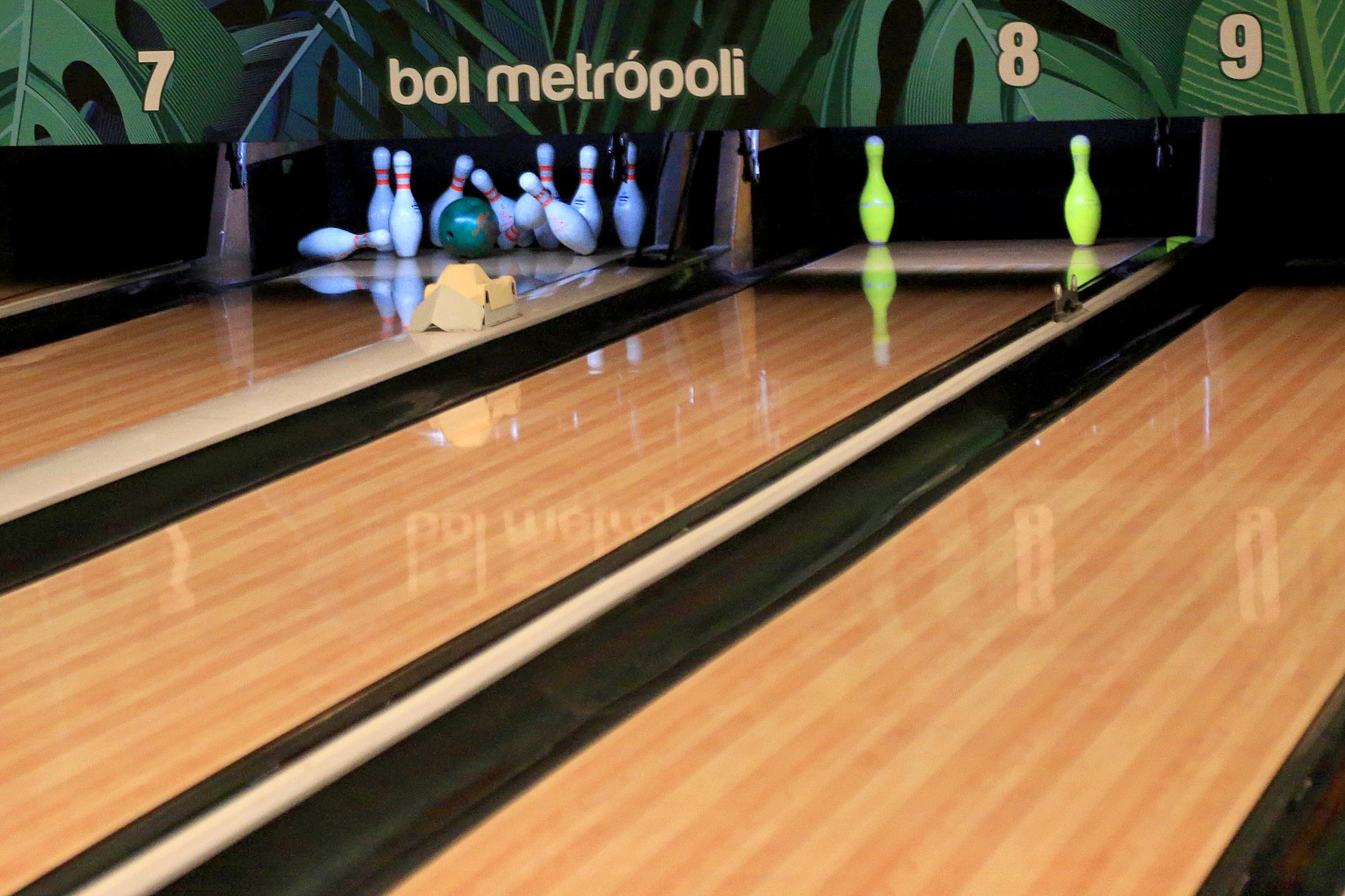 20/02/2024 Cartago. Boliche Metrópoli, en el primer piso del centro comercial Paseo Metrópoli, ofrece un ambiente para practicar el deporte de los bolos, disfrutar y compartir en familia o con amigos, jugar billar o futbolín y/o comer rico. Foto: Rafael Pacheco Granados