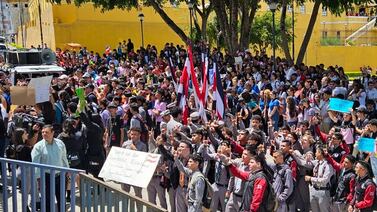 Estudiante de colegio amenaza a ministra de Educación en plena manifestación