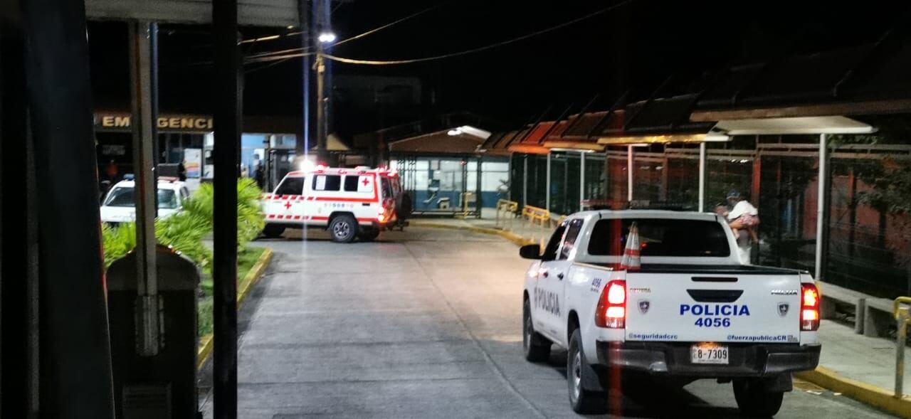La mujer fue trasladada al Hospital de Guápiles en condición crítica. Réiner Montero.
