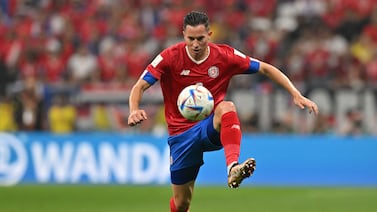 Bryan Oviedo sorprendió al reaparecer con un equipo inesperado