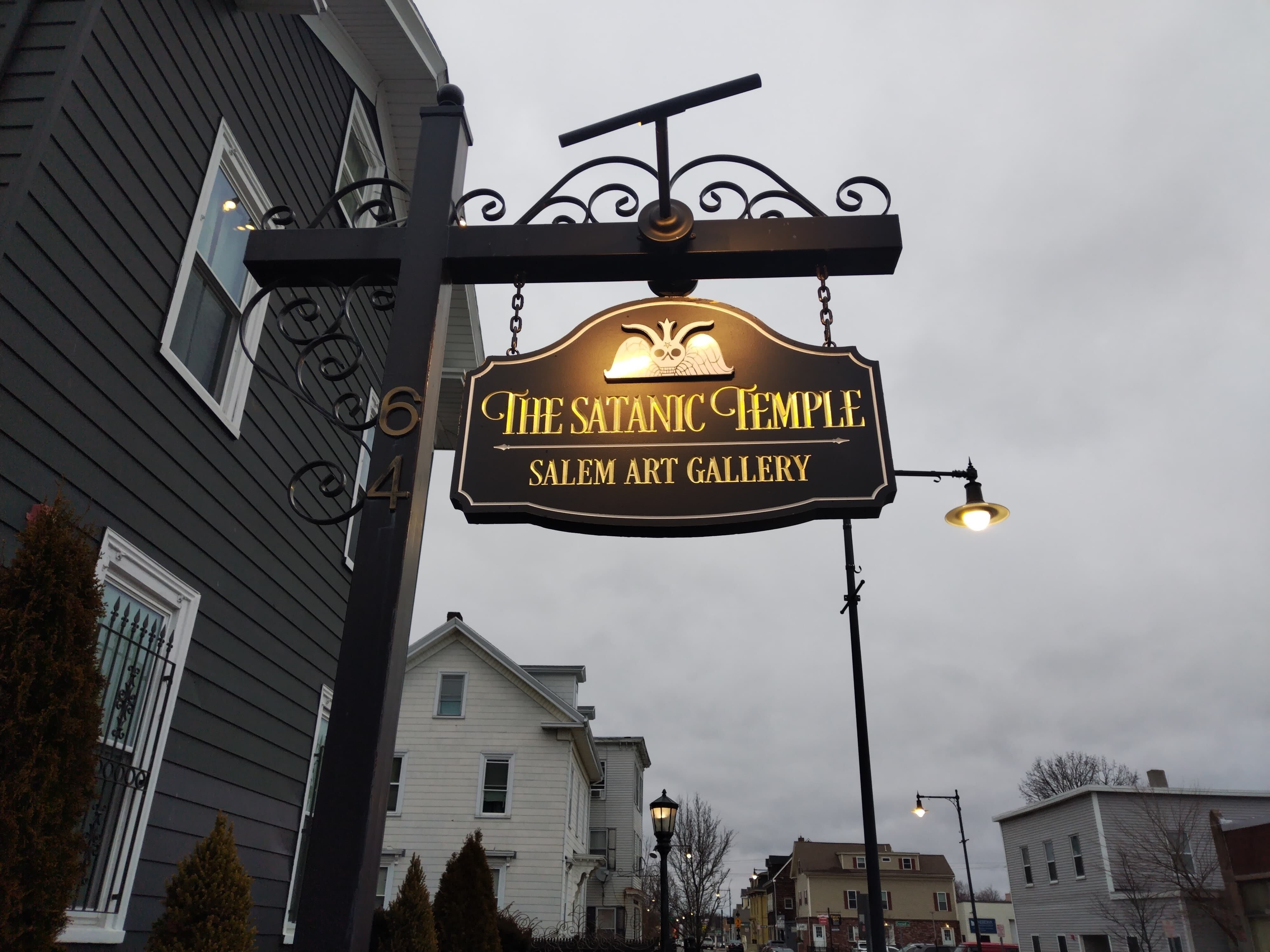 El pasado jueves 7 de marzo, un día después que Liga Deportiva Alajuelense perdiera 4-0 con el New England Revolution por la Concacaf, y antes de irnos al aeropuerto para pasar de Boston a Nueva York, nos la jugamos y ayudados por un tico que vive en Boston, don Eduardo Araya, nos fuimos para Salem, la ciudad más embrujada de todo Estados Unidos y una de las más embrujadas del mundo.