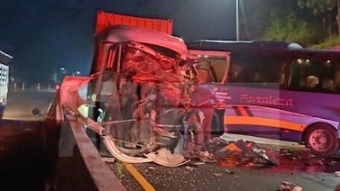 Violento accidente entre tráiler y bus sobre la ruta 32 dejó a dos personas graves