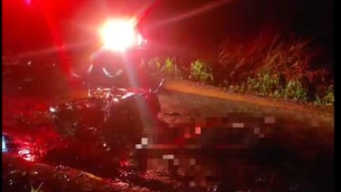 Violento choque entre motocicleta y backhoe terminó en dolorosa tragedia