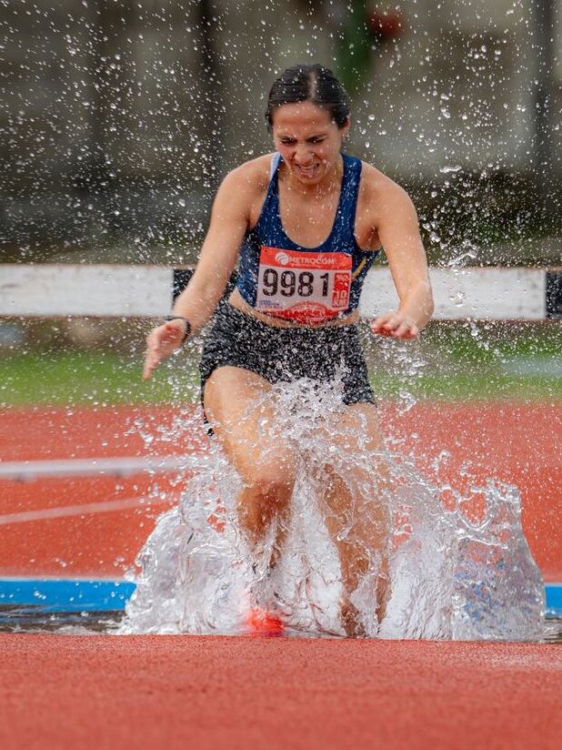 María Nellys Chaves Madrigal cruzó la meta de los 3.000 metros con obstáculos en los Juegos Deportivos Nacionales Limón 2026, no solo ganó una medalla de oro, con un tiempo de 10:48.94, la joven fondista de 22 años derribó un récord nacional que pertenecía a Gabriela Traña desde hace casi dos décadas.