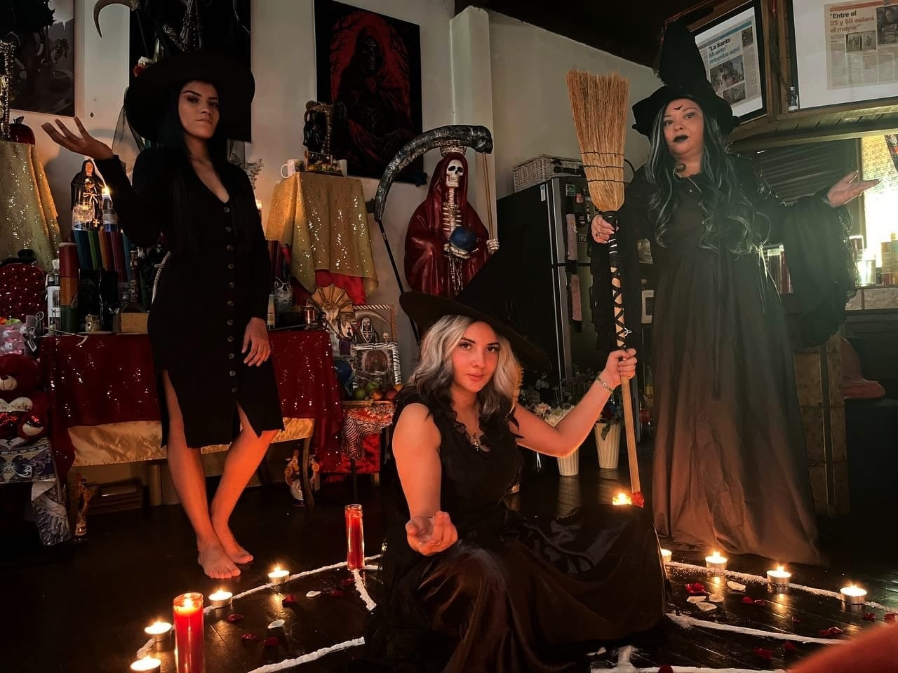 El 24 de junio habrá reunión de brujas, aquelarre, en Zapote, una de las organizadoras, Mithzi Bonilla, conocida como Mithzi-Tarot, nos lo confirmó. En la foto de izquierda a derecha, Daniela Quesada, Carolina Ortiz y Mithzi Bonilla.