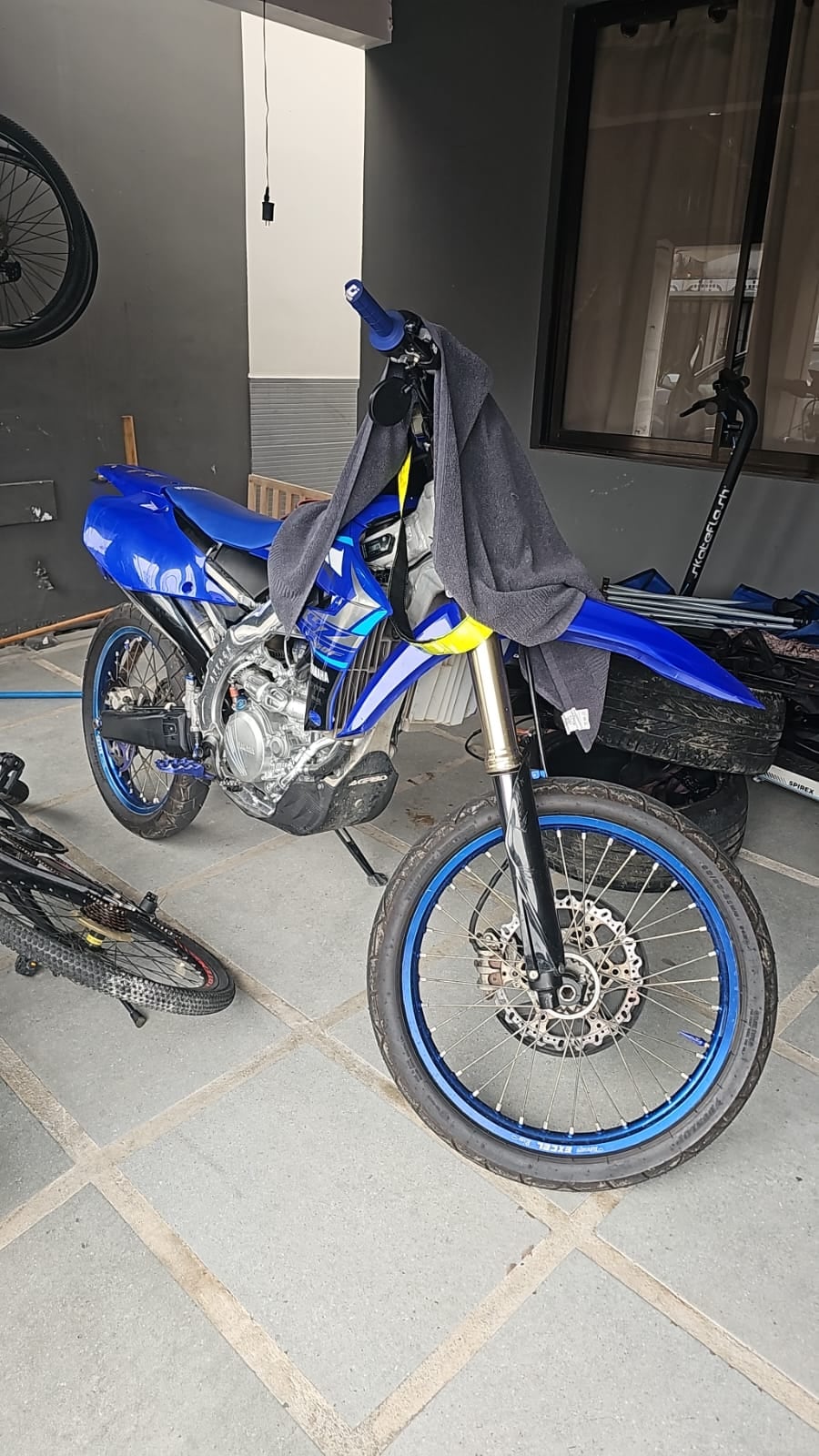 Moto decomisada por caso de préstamos gota a gota en que se vincula a Carlos Barahona